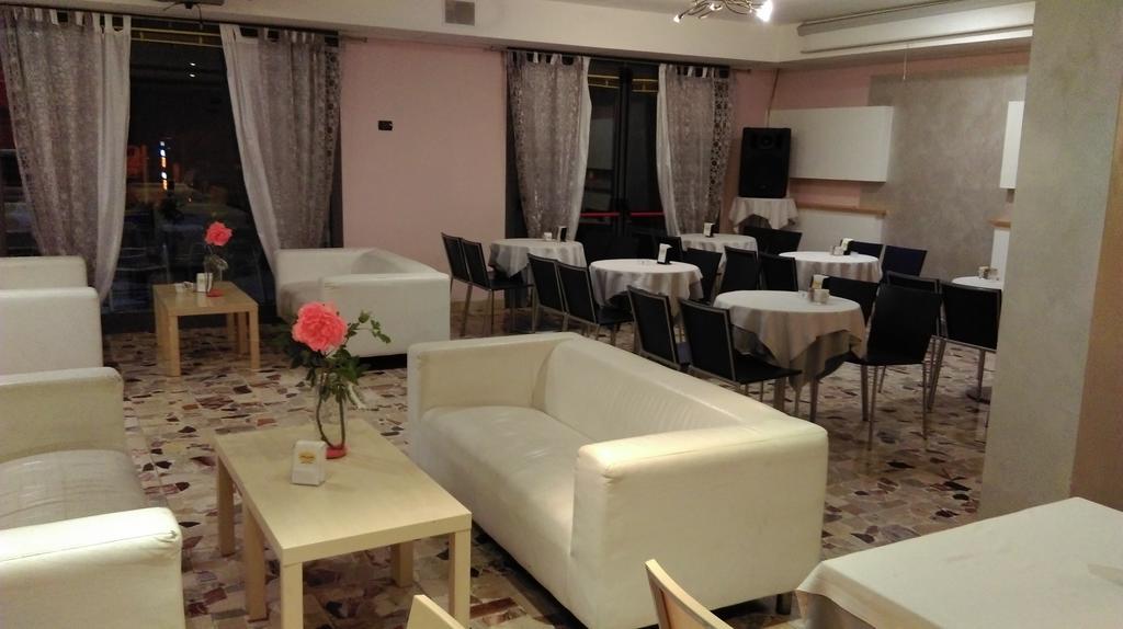 Hotel Flaminio Tavernelle Serrungarina エクステリア 写真