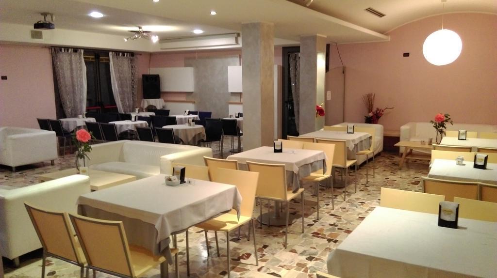 Hotel Flaminio Tavernelle Serrungarina エクステリア 写真