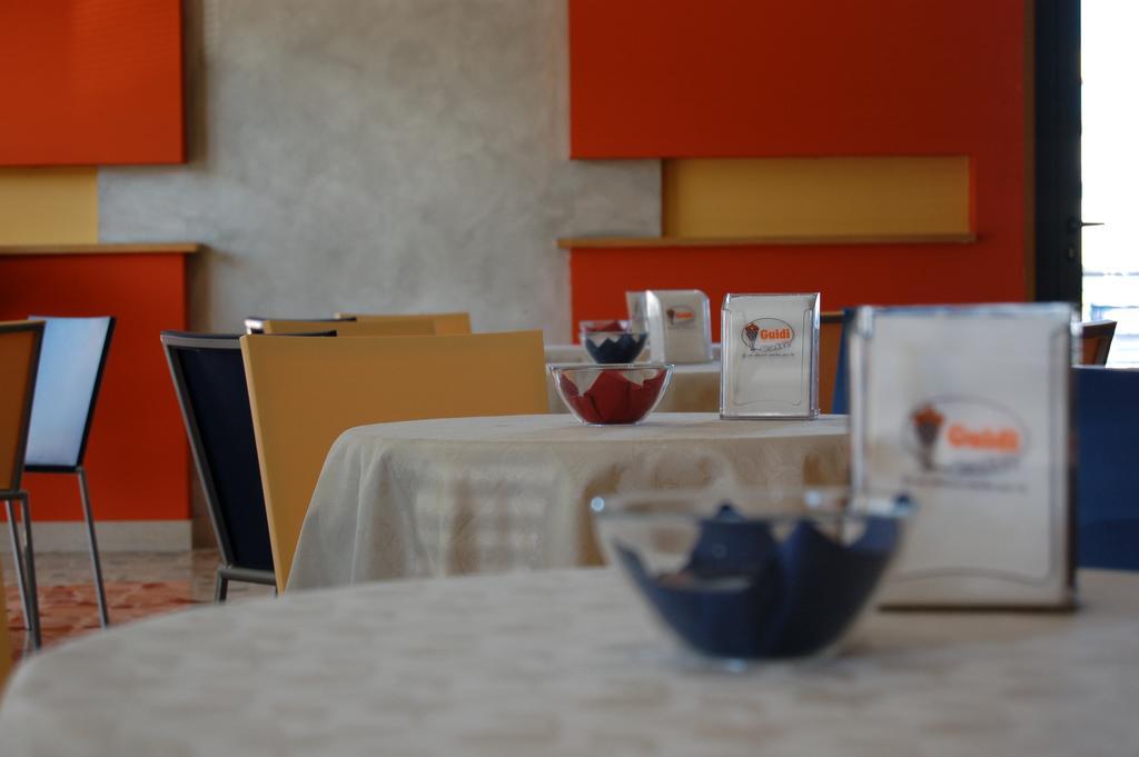 Hotel Flaminio Tavernelle Serrungarina エクステリア 写真