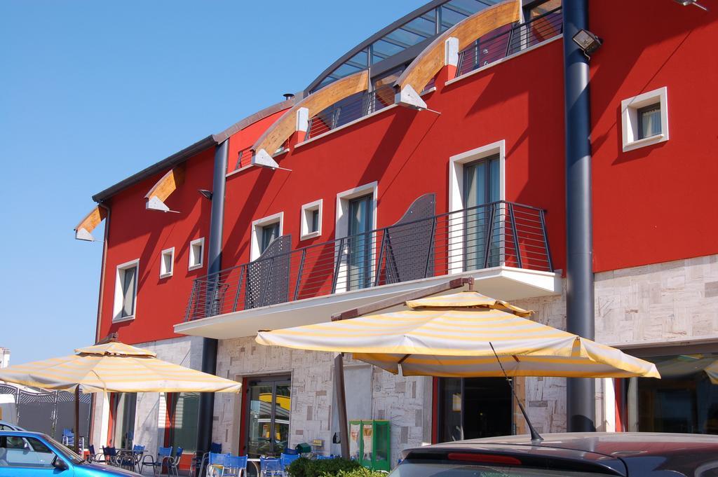 Hotel Flaminio Tavernelle Serrungarina エクステリア 写真