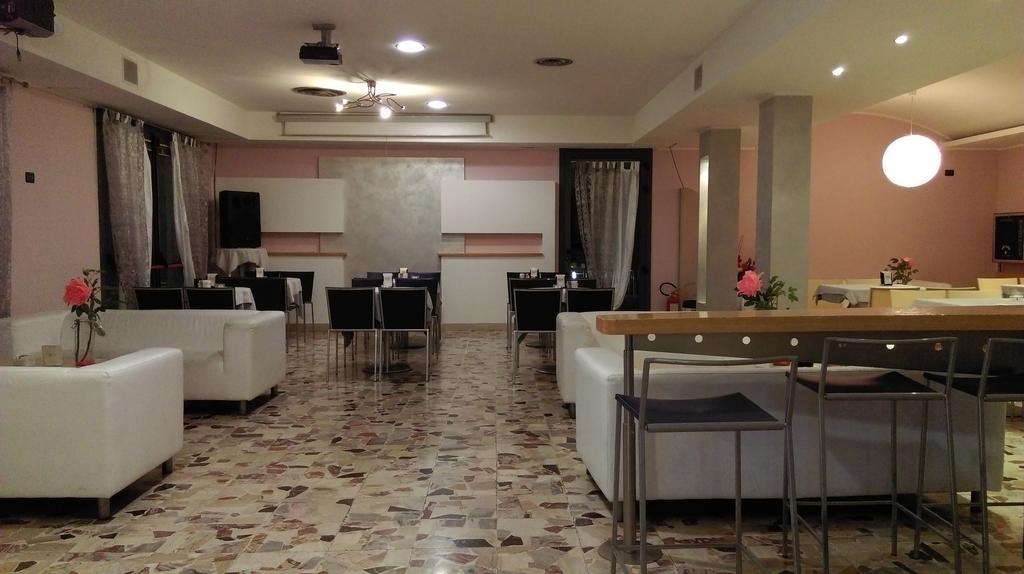 Hotel Flaminio Tavernelle Serrungarina エクステリア 写真