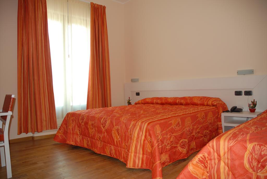 Hotel Flaminio Tavernelle Serrungarina エクステリア 写真