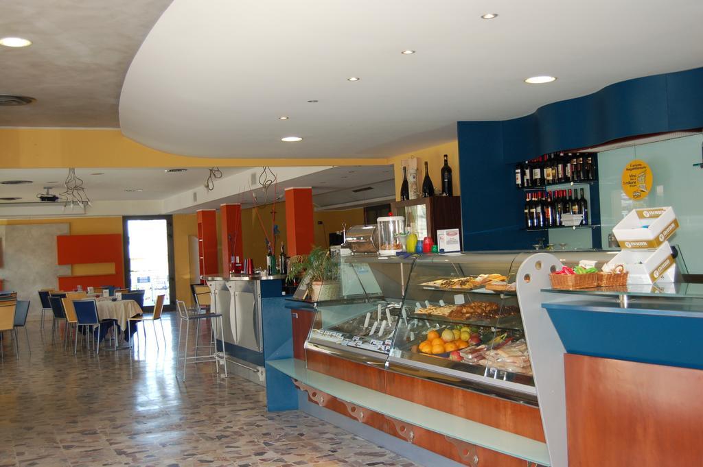 Hotel Flaminio Tavernelle Serrungarina エクステリア 写真